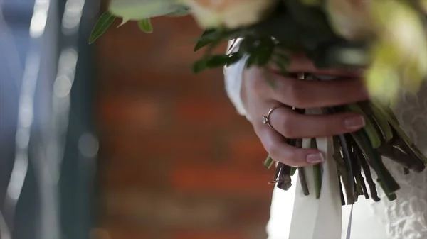 Close up of wedding bouquet. Close-up of vivid wedding bouquet at bride hands. Wedding flowers, bridal bouquet closeup. Decoration made of roses, peonies and decorative plants, close-up, selective — Stock Photo, Image