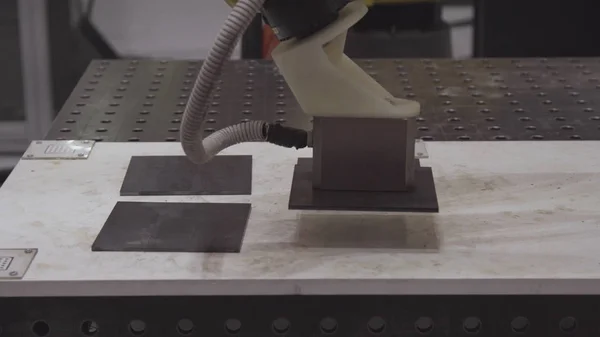 Robotic hand maskin verktyg vid industriell tillverkning fabrik. Robotarm använder magnet för att transportera plåt. Industrin, Robot konceptet. Robotarmen arbetar Smart i produktionsavdelningen — Stockfoto