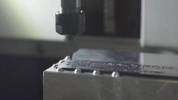 Sondaj makinesi, cnc makine. Freze elinde robot kapatın ve metal işleme işlemi, metal işleme, dönüm mekanik sondaj metal iş sanayi. Metal modern işleme için donatım — Stok fotoğraf