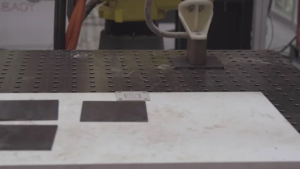 Il braccio robot sta lavorando in modo intelligente nel reparto spedizioni della fabbrica. Robot industriale con achine CNC . — Foto Stock