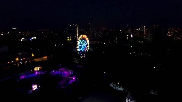 Widok z lotu ptaka z kołem fortuny w nocy w parku. Klip. Jest to jeden światów największych mobilnych Ferris kół. Wewnętrzna część diabelskiego na karnawał — Zdjęcie stockowe
