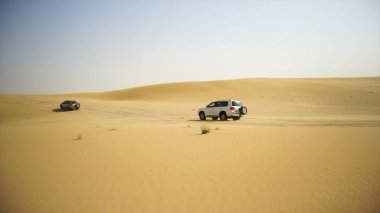 Çöl safari SUV'lar Arap kum tepeleri ile sopa. SUV Tur Arap çöl yoluyla