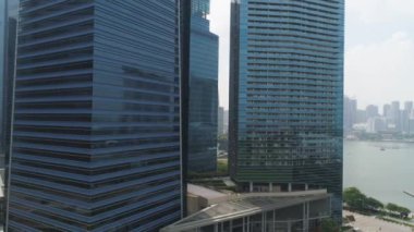 Singapur - 25 Eylül 2018: metal ve cam cephe Nehri yakınında büyük bir şehirde gökdelenler şaşırtıcı. Vurdu. İş bölgesinde şehrin büyük çok katlı binalar için yakın çekim.