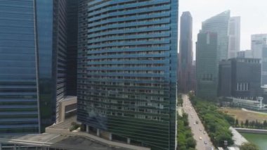 Singapur - 25 Eylül 2018: metal ve cam cephe Nehri yakınında büyük bir şehirde gökdelenler şaşırtıcı. Vurdu. İş bölgesinde şehrin büyük çok katlı binalar için yakın çekim.