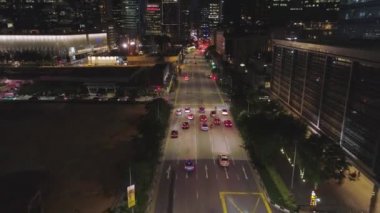 Singapur - 25 Eylül 2018: gece trafik hareketi büyük şehir, hava kentsel görünümünü ortasına. Vurdu. Arabalar ve güzel binalar hareketli gece yolun havadan görünümü.