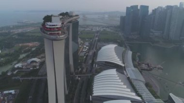 Marina Bay Sands hotel şaşırtıcı Gondol ile yan görünüm çatıda. Vurdu. Marina Bay Sands gökyüzü ve rver arka planda, Singapur.