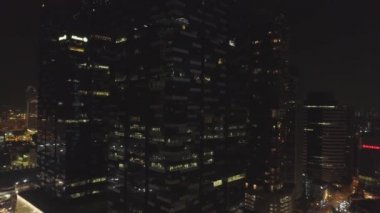 Singapur - 25 Eylül 2018: Windows insanlar geceleri büyük şehirde bir ofis iç çalışma ile. Vurdu. Gece büyük şehir hayatı, güzel cam cephe gökdelen için Kapat