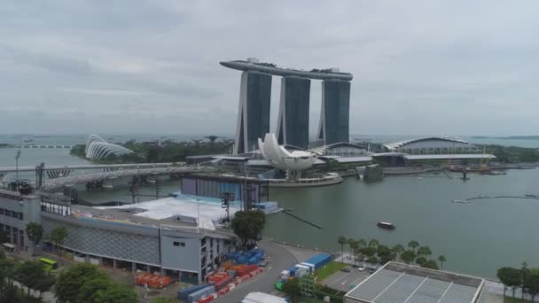 Singapur - 25 Eylül 2018: hava oteldeki ünlü Marina Bay Sands Singapur Nehri yakınında. Vurdu. Sıradışı sanat ve Bilim Müzesi nehir ve otel Marina Bay Sands çarpıcı yakın:. — Stok video