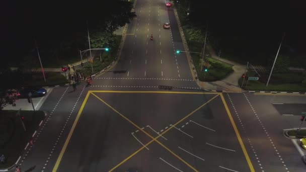 A luz na encruzilhada à noite e movimento de carros. Atingido. Tráfego de cruzamento rodoviário à noite no centro da cidade grande . — Vídeo de Stock