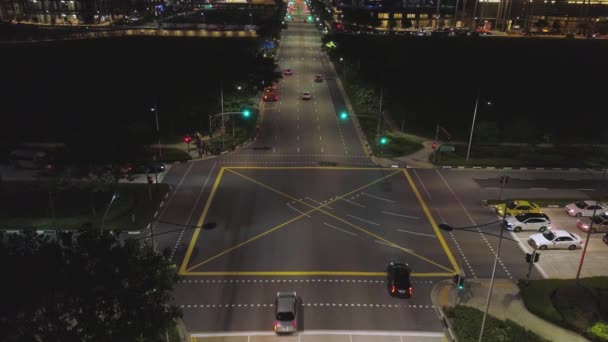 La luce sul bivio di notte e il movimento delle auto. Gli hanno sparato. Traffico intersezione stradale di notte nel centro della grande città . — Video Stock