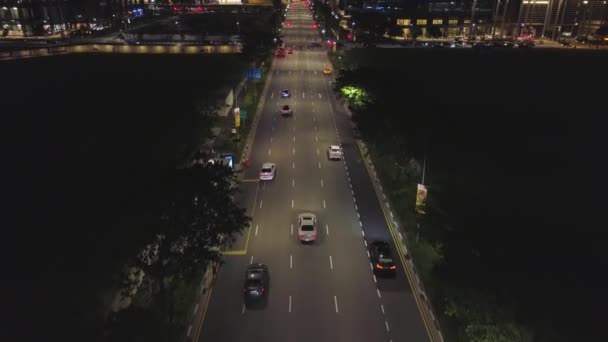 Büyük şehir, hava kentsel görünümünü ortasına gece trafik hareketi. Vurdu. Arabalar ve güzel binalar hareketli gece yolun havadan görünümü. — Stok video