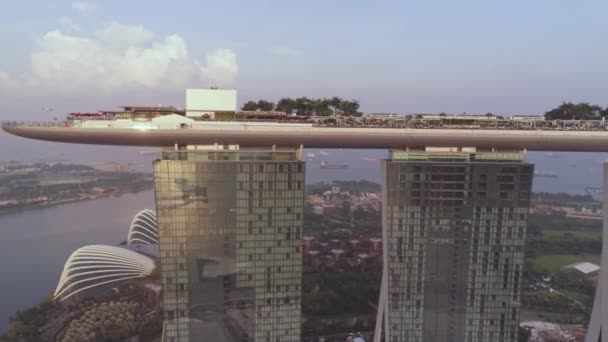 Singapore - 25 September 2018: zijaanzicht van Marina Bay Sands hotel met geweldige gondola op het dak. Schot. Marina Bay Sands op sky en rver achtergrond, Singapore. — Stockvideo