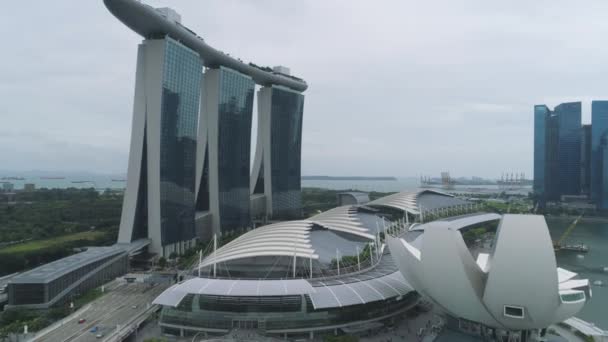 新加坡滨海湾金沙度假村附近 在新加坡白天的屋顶上有平底船 酒店近在咫尺 — 图库视频影像