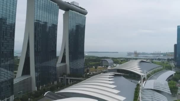 Singapur - 25 de septiembre de 2018: Cierre de Marina Bay Sands Resort con fachada de cristal en Singapur. Le dispararon. Cerca de hermoso hotel con góndola en el techo en Singapur durante el día . — Vídeos de Stock