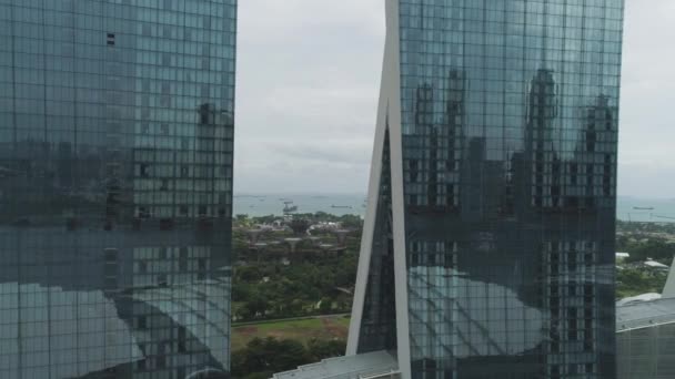 Singapour - 25 septembre 2018 : Gros plan sur Marina Bay Sands Resort avec façade de glace à Singapour. Fusillade. Gros plan pour un bel hôtel avec gondole sur le toit à Singapour pendant la journée . — Video