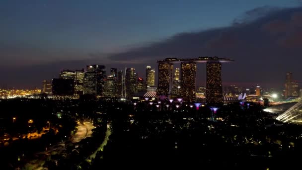 Singapur - 25 září 2018: panoráma Singapuru v noci, Marina Bay Sands a moderní budovy s mnoha světly. Střela. Zadní pohled na Marina Bay Sands a jiných krásných budov v noční světla. — Stock video