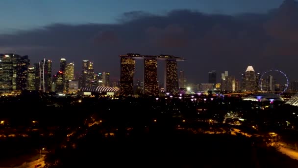 Singapur Skyline en la noche, Marina Bay Sands y edificios modernos con muchas luces. Le dispararon. Vista trasera de Marina Bay Sands y otros hermosos edificios con luces nocturnas . — Vídeos de Stock