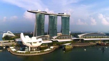 Singapur şehir manzarası güzel nehir ve ünlü Marina Bay Sands Sanat Müzesi ve bilim ile. Vurdu. Şehir merkezindeki Singapur ve Marina Bay Hava çarpıcı görünümü mavi gökyüzü arka plan üzerinde.