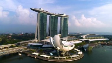 Singapur - 25 Eylül 2018: Singapur şehir manzarası güzel nehir ve ünlü Marina Bay Sands Sanat Müzesi ve bilim ile. Vurdu. Şehir merkezindeki Singapur ve Marina hava çarpıcı görünümü