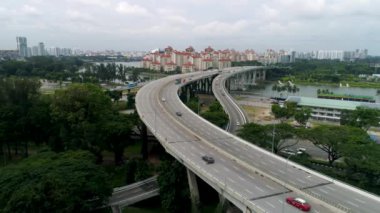 Hava panoramik şehir nehir köprüsü parklarda ağaçları ile. Vurdu. Araba kapısı bir güzel nehir ve modern cityscape ile Köprü görünümünü Aearial.