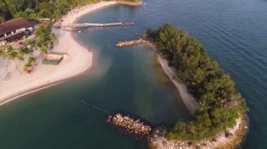 Lagün ortasında küçük adalar ve kayalar mavi, masmavi su ile hava görünümünü. Vurdu. Plaj, tropikal ada, deniz ve lagün, orman ile Dağları.