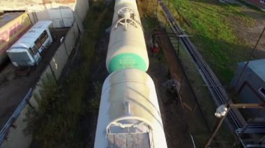 Rusya, Moskova - 25 Eylül 2018: Top tankları ile petrol ve yakıt taşıma kümesi görünümünü demiryolu ile. Hisse senedi. Sarnıç petrol mavi gökyüzü ve yeşil alan arka plan üzerinde raylar üzerinde.