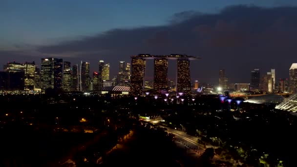 Singapore - 25 September 2018: Singapore Skyline bij nacht, Marina Bay Sands en moderne gebouwen met veel lichten. Schot. Achteraanzicht van Marina Bay Sands en andere mooie gebouwen in nachtverlichting. — Stockvideo