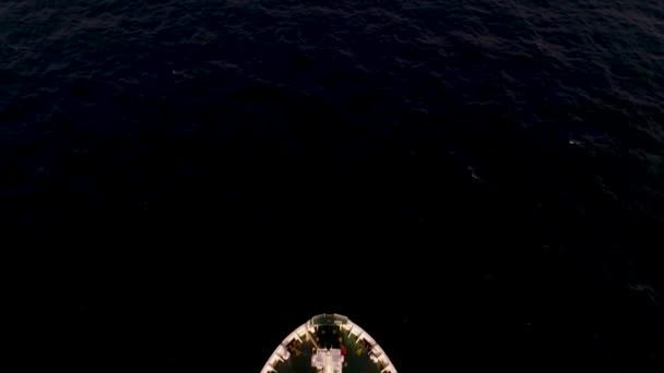 Singapura - 25 de setembro de 2018: Vista aérea do grande contêiner vermelho ou navio de carga no fundo azul do mar e do céu. Atingido. Vista superior da grande barcaça vermelha que navega no mar . — Vídeo de Stock