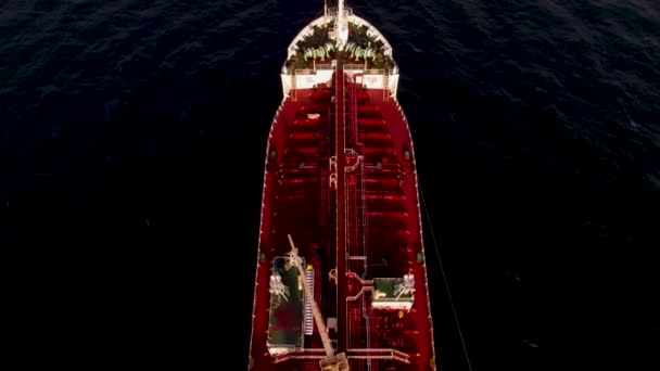 Singapur - 25 de septiembre de 2018: Vista aérea de un gran contenedor rojo o buque de carga sobre el mar azul y el cielo. Le dispararon. Vista superior de la gran barcaza roja navegando en el mar . — Vídeos de Stock