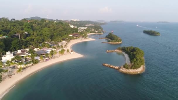 Vue aérienne du lagon avec de l'eau bleue et azur au milieu de petites îles et de rochers. Fusillade. Plage, île tropicale, mer et lagune, montagnes avec forêt .