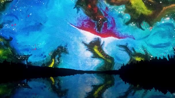 Langit berwarna-warni abstrak dengan bentuk dan bentuk yang tidak biasa tercermin dalam danau di malam hari, gaya Salvador Dali. Pemandangan abstrak siluet hutan, warna-warni noda di langit malam tercermin di danau . — Stok Video