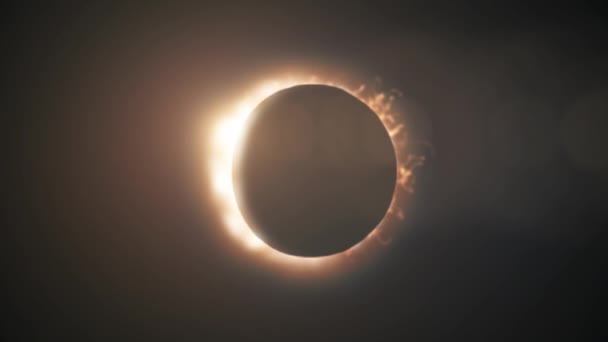 Résumé éclipse solaire complète sur fond noir scientifique. La Lune recouvre principalement le Soleil visible créant un effet bague en diamant doré .