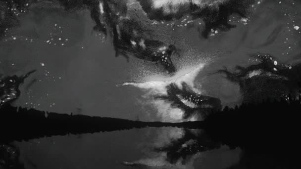 Bewegte gemalte, abstrakte Flecken am nächtlichen Himmel über dem See, monochrom. Spiegelung des ungewöhnlichen Himmels mit Flecken im See bei Nacht, abstrakte, monochrom anmutende Landschaft — Stockvideo