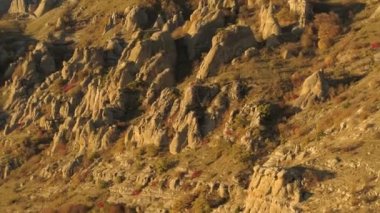 Güzel ve büyük dağ rock havadan görünümü günbatımında uçan. Vurdu. Taşların ve kayaların üzerinde dağ güneş ışığı ile arka plan