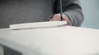 Mobilya montaj için araçlar. Hisse senedi. Mobilya montaj, ellerinde eldiven yakın kadar mobilya vidayı sıkın. Kurulum ve montaj mobilya, bağlantı elemanları, kullanımı ahşap vida vidalama için