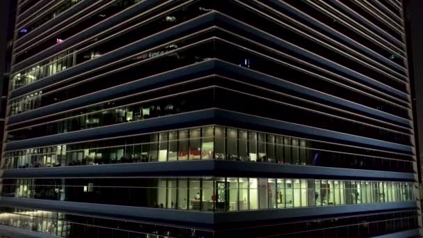 Singapura - 25 de setembro de 2018: Vista aérea sobre arranha-céu moderno com revestimento de vidro, fundo de escritórios. Atingido. Piscar e piscar janelas do edifício de vários andares de iluminação de vidro e aço — Vídeo de Stock