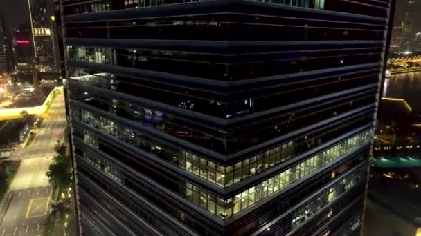 Moderno edificio de oficinas por la noche. Luces nocturnas, edificio de oficinas en el centro de la ciudad, vistas al paisaje urbano. Le dispararon. Edificios de oficinas corporativas por la noche. Trabajo tardío — Vídeo de stock