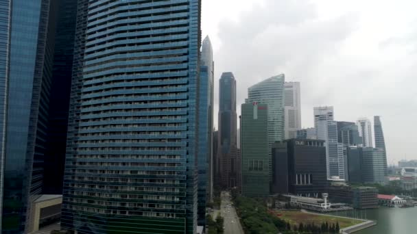 モダンなビジネス建物の空中写真。ビジネス センター ダウンタウン高層ビル ビューを構築します。中心部のモダンな高層ビル — ストック動画