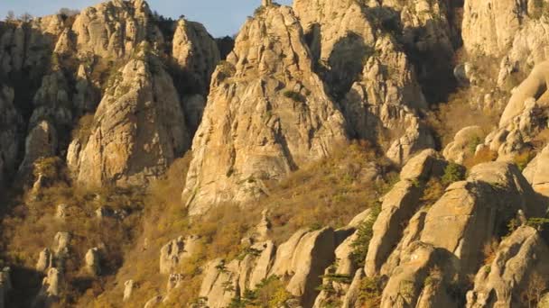 Paisaje con roca en bosque al atardecer. Le dispararon. Rocas al sol. La formación rocosa - en las montañas. montañas y nubes . — Vídeos de Stock