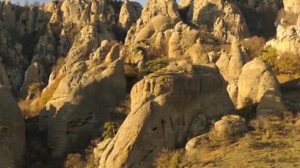 Paisaje con roca en bosque al atardecer. Le dispararon. Rocas al sol. La formación rocosa - en las montañas. montañas y nubes . — Vídeos de Stock