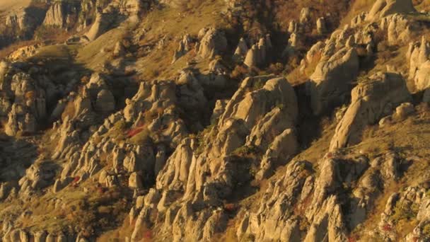 Vôo vista aérea na rocha de montanha bonita e enorme no por do sol. Atingido. Pedras e rochas no fundo da montanha com luz solar — Vídeo de Stock