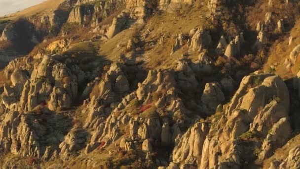 Landschap met rock in bos bij zonsondergang. Schot. Stenen In de zon. De rotsformatie - in bergen. bergen en wolken. — Stockvideo