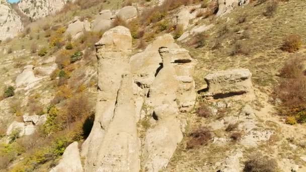 Vista aérea de vuelo en la hermosa y enorme roca de montaña al atardecer. Le dispararon. Piedras y rocas sobre fondo montañoso con luz solar — Vídeo de stock