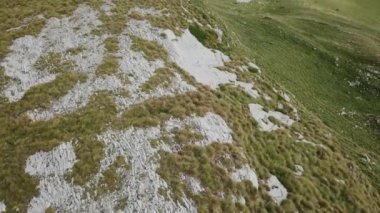 Üstten görünüm dağ Vadisi manzara. Hisse senedi. Ufuk dağ Vadisi kayalar ve mavi gökyüzü bulutlu güneşli