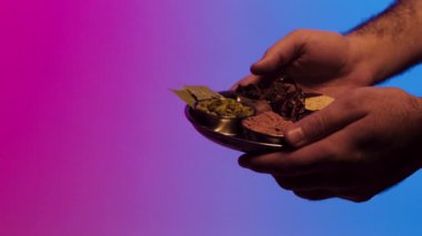 Adam baharat bir tabak pek çok bilezik ve mehendi Kızılderili kadın üzerinde parlak arka plan izole elleri üzerinde geçirir. Hisse senedi. Baharat Seti bir tabak içinde kadına, Hint bazar kavramı veren adam.