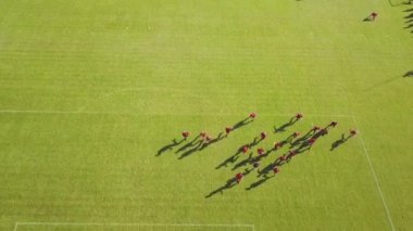 Havadan görünümü sporcu eğitim futbol oynarken. Açık Eğitim.