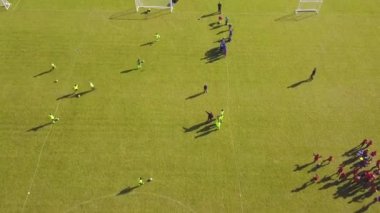 Futbol eğitim açık hava görünümünü. Sportif insanlar maç için eğitim.