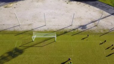 Futbol eğitim açık hava görünümünü. Sportif insanlar maç için eğitim.