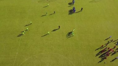 Futbol eğitim açık hava görünümünü. Sportif insanlar maç için eğitim.