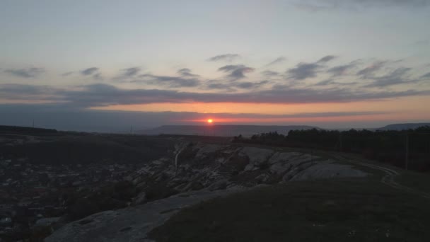 Vista del villaggio nella pianura vicino alle scogliere. Gli hanno sparato. Bellissimo tramonto — Video Stock